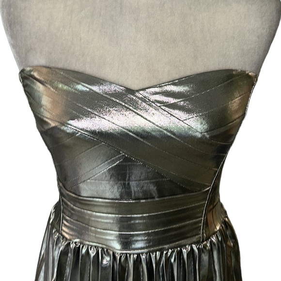 NWT Sincerely Jules Metallic Silver Strapless Halter Pleated Peplum Crop Top - M - Picture 4 of 12